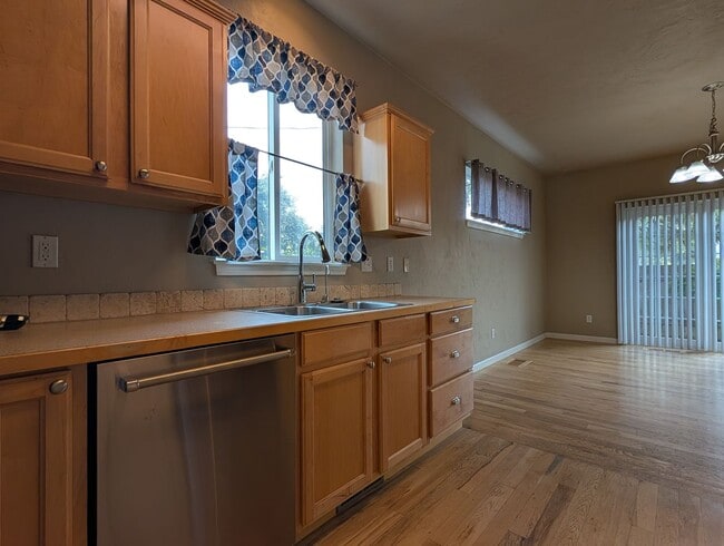 Building Photo - Beautiful 3-Bedroom, 2.5-Bath Home In River Road Area of Eugene!