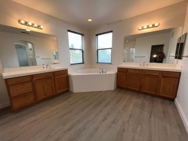 Building Photo - Exceptional 4BR/3BA/3 Car Tandem Garage in...