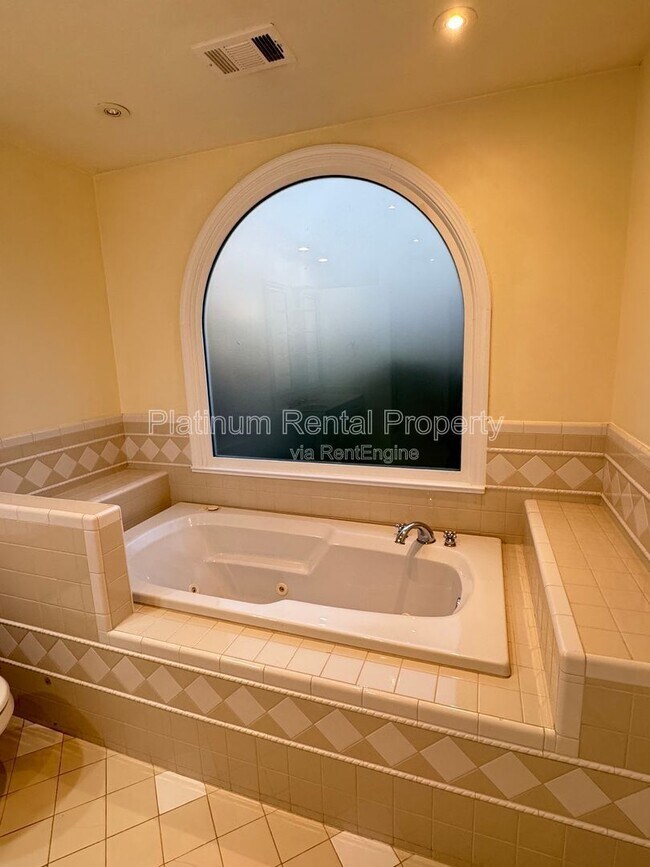 Building Photo - 1886 Benson Ave SE