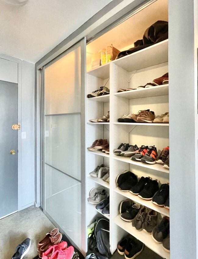 Building Photo - High Floor Studio with Fabulous Views of the Loop FOR RENT!