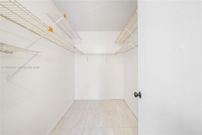 Building Photo - 20905 NE 8th Ct