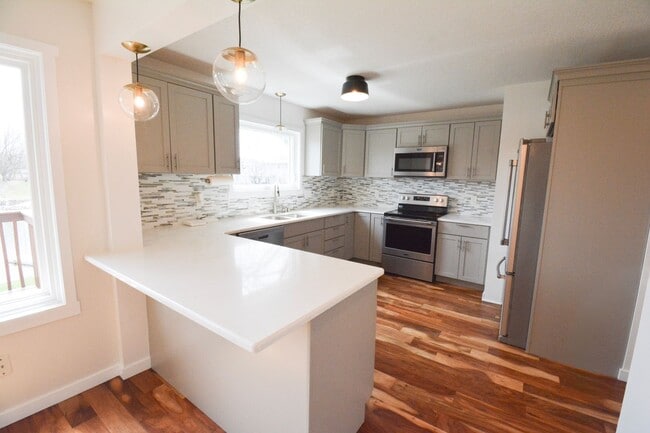 Building Photo - Luxury Lakeside Living – 3 Bed, 2.5 Bath Home with Stunning Views