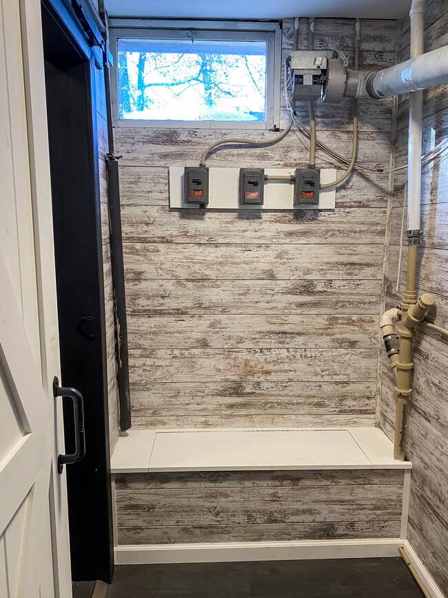 Building Photo - 1606 S Lake Irving Dr SW