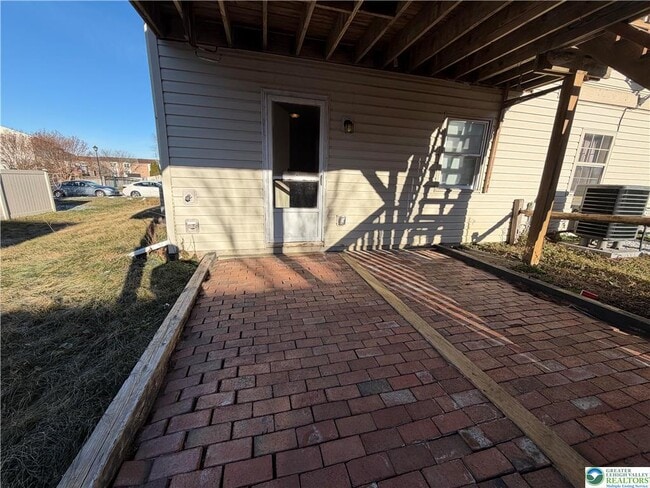 Building Photo - 350 Moty Dr