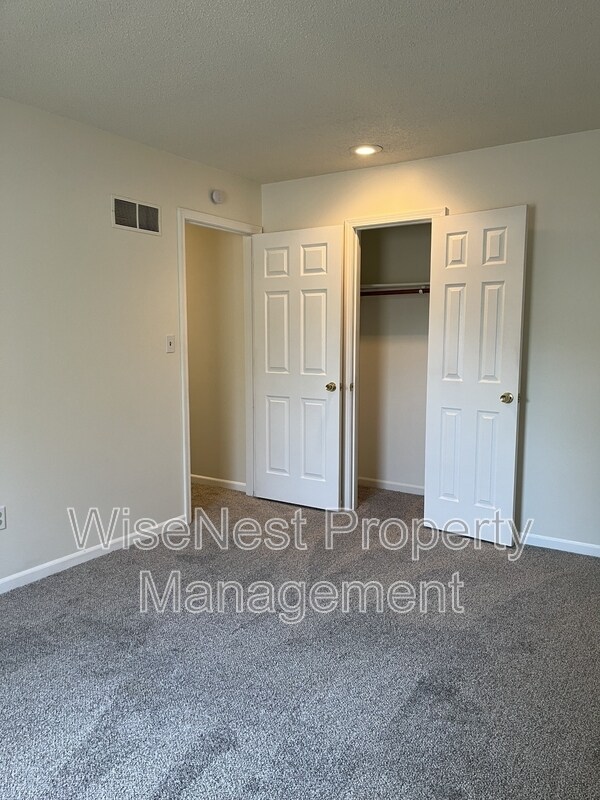 Building Photo - 514 SE Adobe Dr