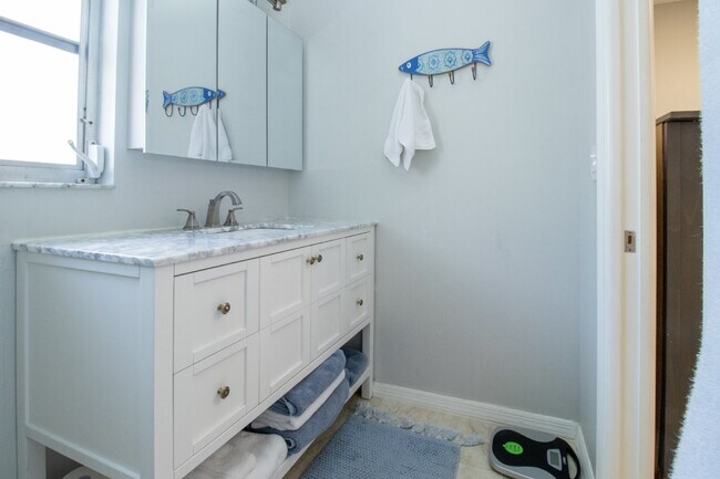 Building Photo - Fully Furnished - 2 bed 2 Bath villa - South Sarasota