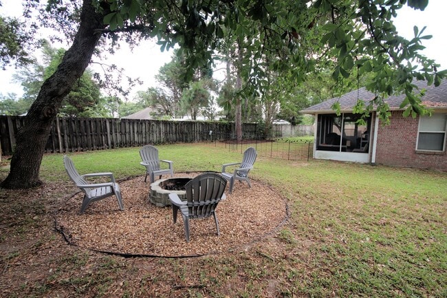 Building Photo - Lovely Cul-De-Sac Home in South Crestview