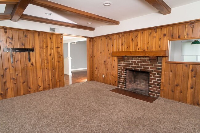 Building Photo - 16760 Tupper St