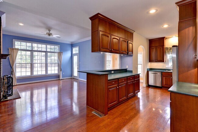 Building Photo - Low Maintenance Living in Williamsburg