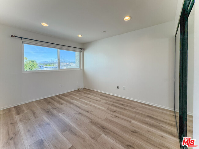 Building Photo - 11730 Moorpark St
