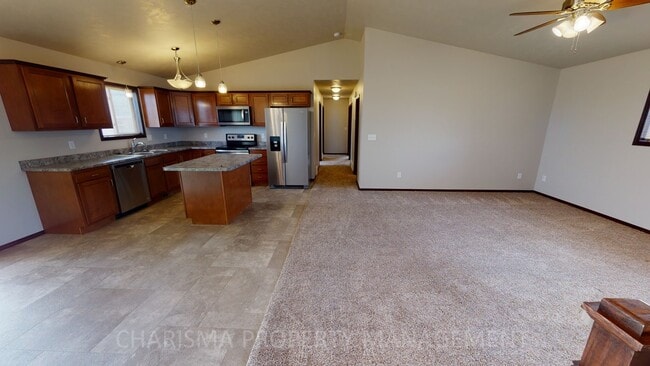 Building Photo - 330 Vernon Dr