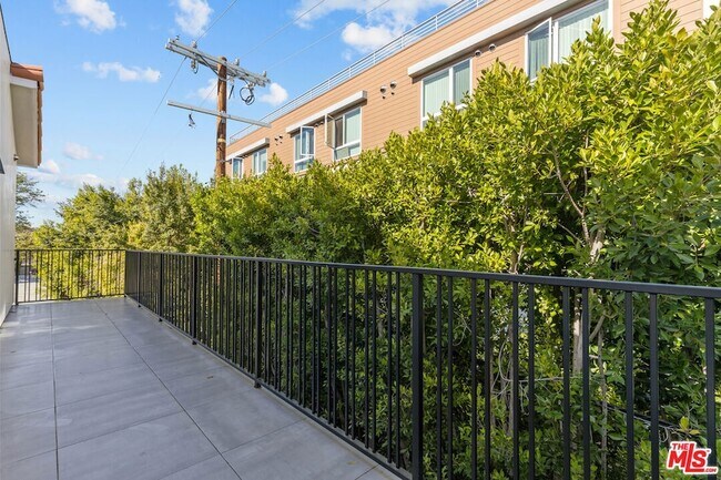 Building Photo - 14378 Ventura Blvd