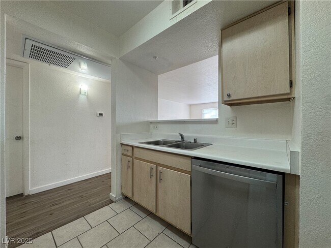 Building Photo - 8101 W Flamingo Rd