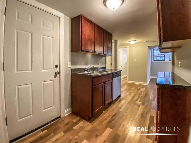 Building Photo - 1 bedroom in CHICAGO IL 60640