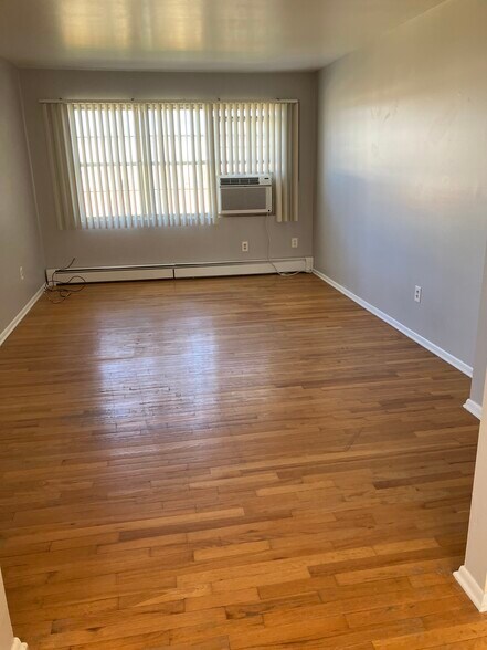 Building Photo - 136 Maple Ave