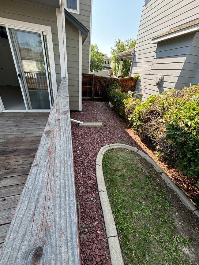 Building Photo - 9724 Queenscliffe Dr