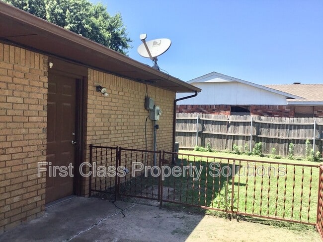 Building Photo - 2807 S Estate Dr