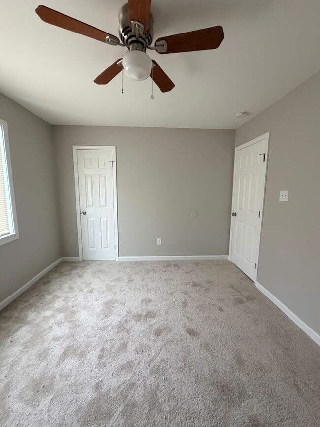 Building Photo - Newly Renovated 2-Bedroom Townhouse in a Prime Location!