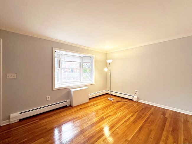 Building Photo - 245 Sunnyridge Ave