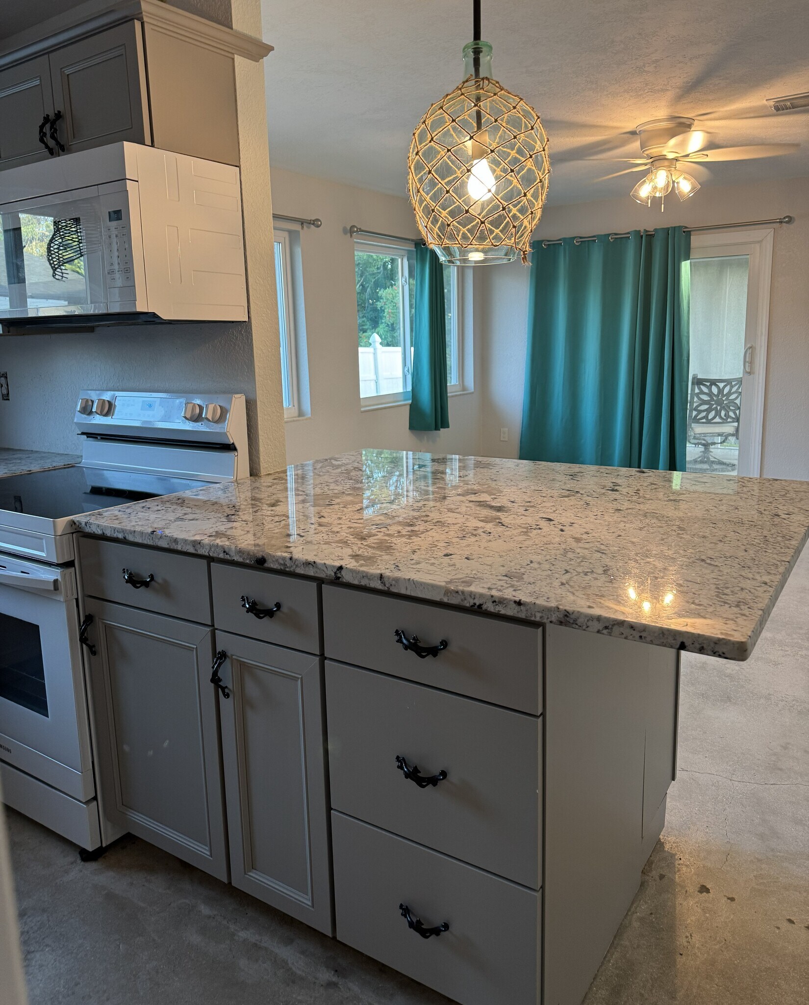 Breakfast bar - 11297 Summerwinds Ct
