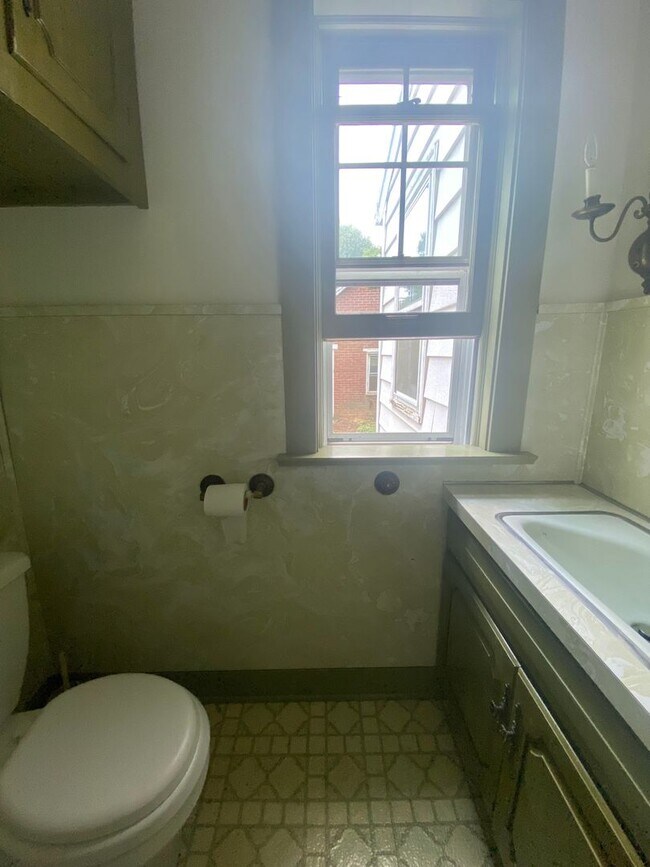 Building Photo - Amazing Cap Cod with 2 BR/ 1.5 BA and Bonu...