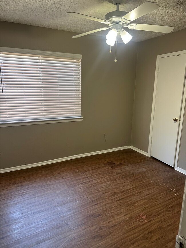 Building Photo - Brookview Duplex 6819