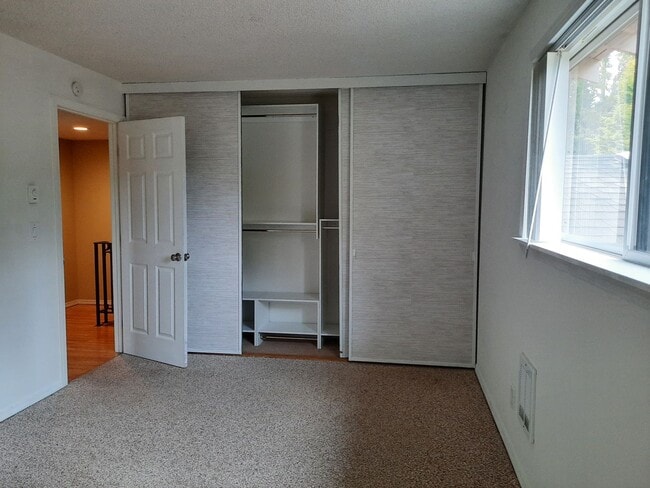 Building Photo - Steilacoom Gardens, 2 bedroom, 1 bath Townhome Style Condo.