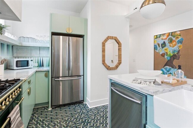 Building Photo - 724 Charles Allen Dr NE