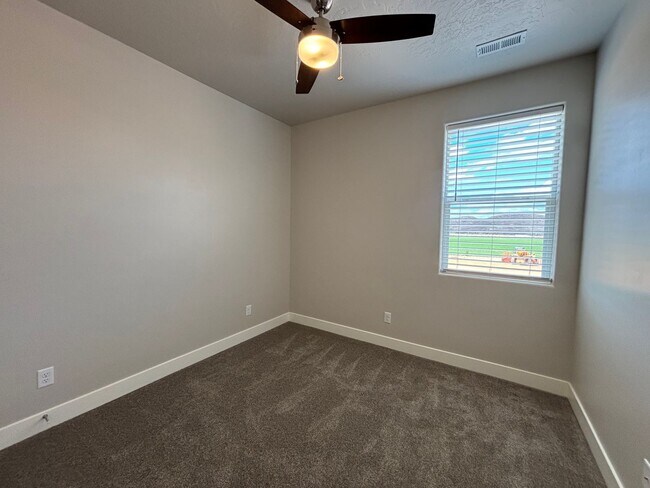 Building Photo - 4 BEDROOM SANDHOLLOW TOWNHOME FOR RENT!