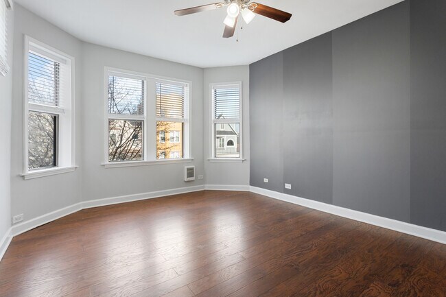 Building Photo - 3631 W Dickens Ave