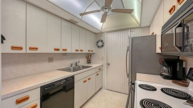 Building Photo - "Charming 2-Bed, 2-Bath Condo Oasis in Bradenton's Heart!"