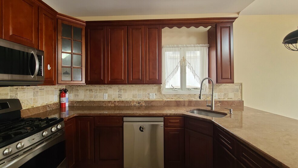 Building Photo - 43 Ravine Ave