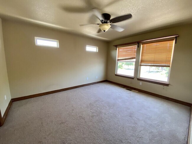 Building Photo - Spacious 4 bed 3.5 Bath in Maple Hill!