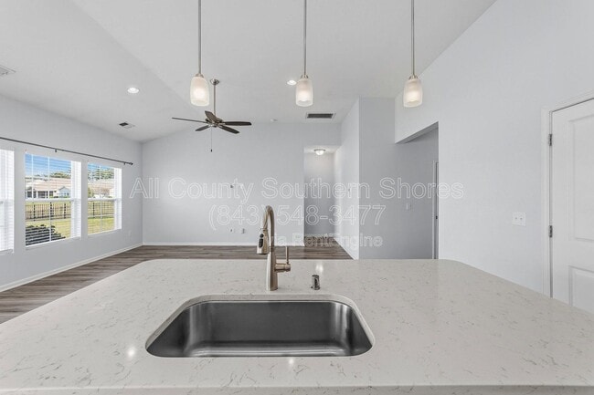 Building Photo - 877 Devon Estate Ave