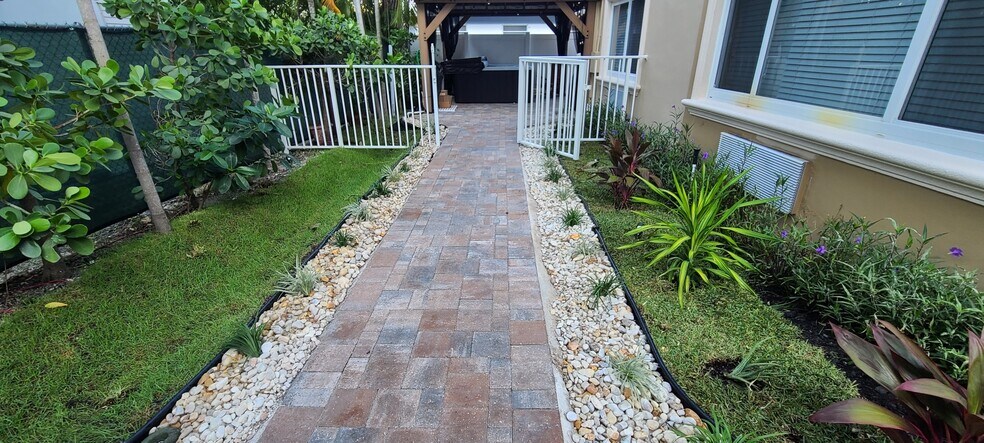 Building Photo - 925 Intracoastal Dr