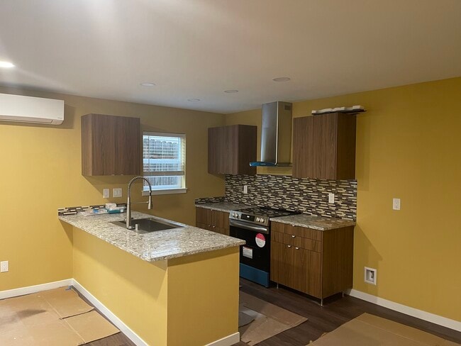 Building Photo - 5715 NE 74th Ct