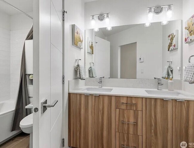Building Photo - Greenwood Townhome