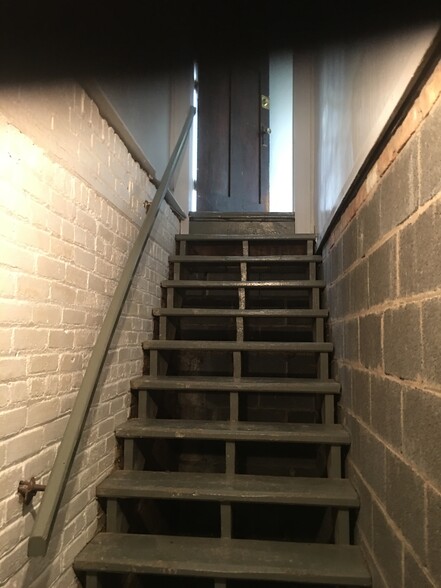 private access to unit basement - 5300 Mitchell St