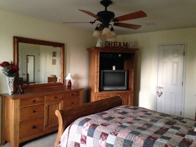 27-Master bedroom with fan (and central air) - 10653 Butte Dr