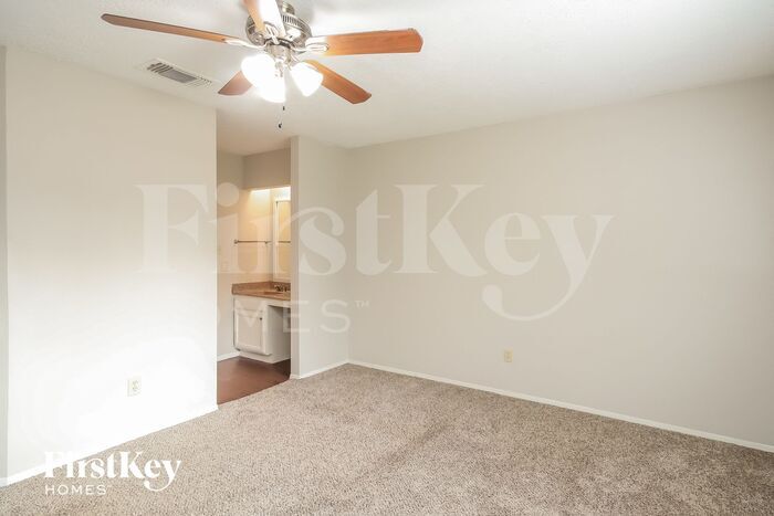 Building Photo - 2710 Village Ct