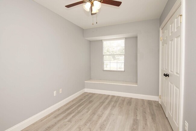 Building Photo - Central Niceville Location