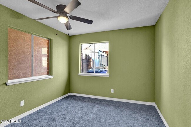 Building Photo - 3709 Roslyn Dr