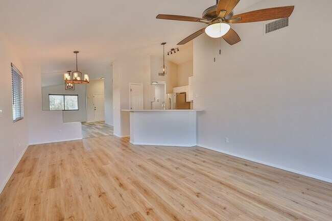 Building Photo - 4 Bedroom 2 Bathroom