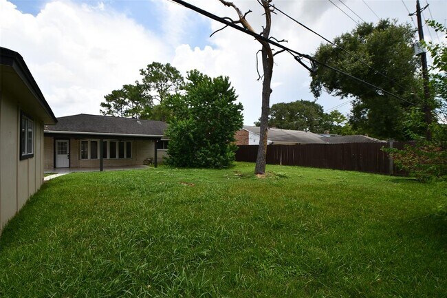 Building Photo - 5951 Beaudry Dr