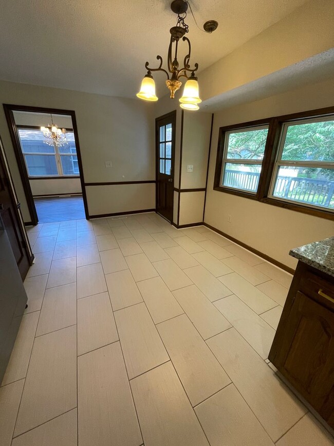 Building Photo - 6 Bed 2.5 Bath 2 Car Garage