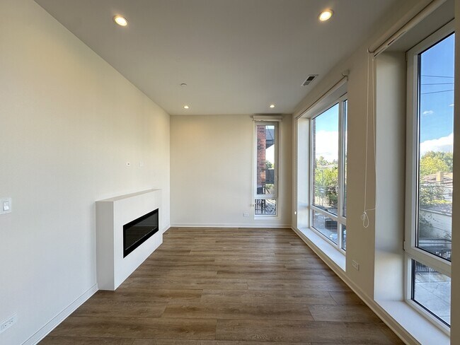 Building Photo - 6340 W Belmont Ave