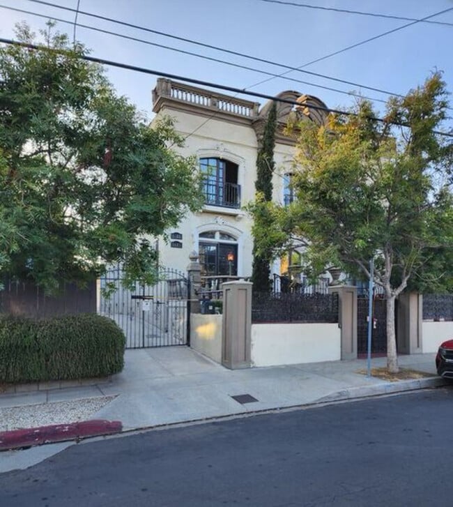 Primary Photo - 1611 Talmadge St
