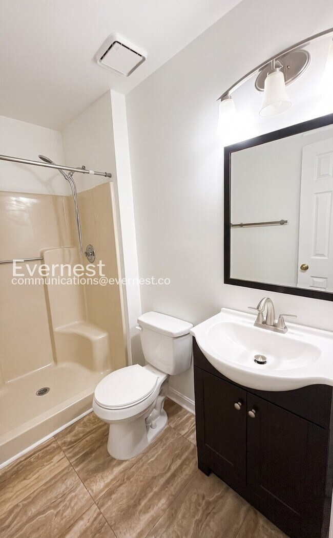 Building Photo - 3 Bed, 3.5 Bath Townhome with Modern Amenities / Available Now!