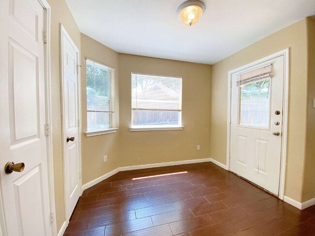 Building Photo - "Charming 3-Bedroom Gem with 2.5 Baths in Prime San Marcos Location!"