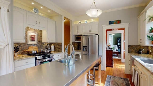 Building Photo - Fully furnished Dilworth Bungalow Home